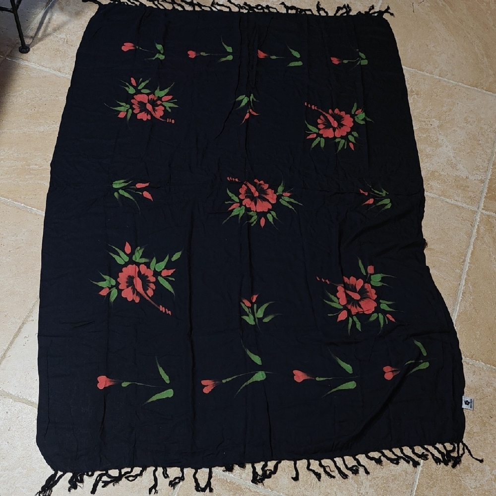 Black Floral Patterned Throw Blanket